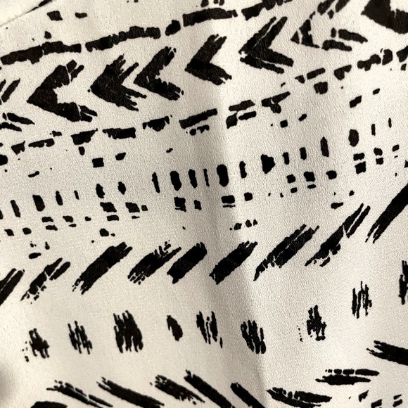 Lush Perfect Roll Tab Sleeve Tunic Cream + Black M - Picture 9 of 10